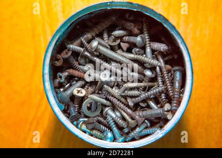 Viele Schrauben und Muttern in einem Haufen . Schrauben für den Hausgebrauch Stockfoto