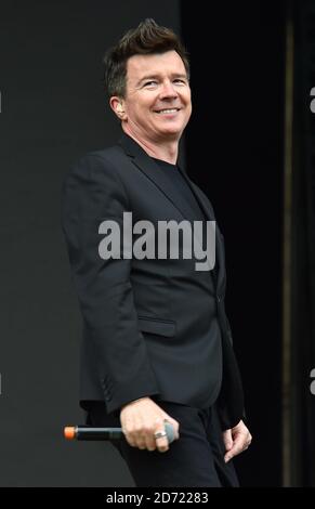 Rick Astley beim V Festival im Hylands Park in Chelmsford, Essex. Stockfoto