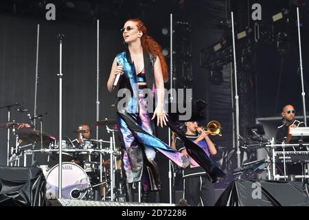 Jess Glynne beim V Festival im Hylands Park in Chelmsford, Essex. Bilddatum: Samstag, 20. August 2016. Bildnachweis sollte lauten: Matt Crossick/ EMPICS Entertainment. Stockfoto