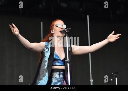 Jess Glynne beim V Festival im Hylands Park in Chelmsford, Essex. Bilddatum: Samstag, 20. August 2016. Bildnachweis sollte lauten: Matt Crossick/ EMPICS Entertainment. Stockfoto