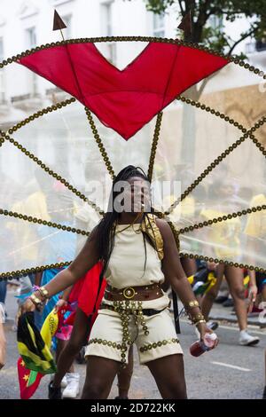 Tänzer auf der Parade-Route beim Notting Hill Carnival im Westen Londons. Bilddatum: Sonntag, 28. August 2016. Bildnachweis sollte lauten: Matt Crossick/ EMPICS Entertainment. Stockfoto