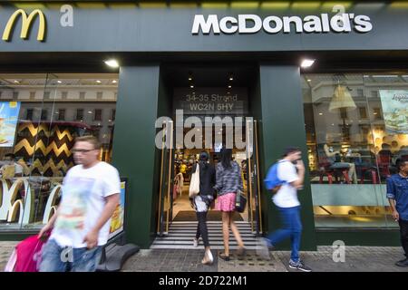 Gesamtansicht des McDonalds Restaurants am Strand, London. Nach dem EU-Urteil über die Körperschaftsteuer von Apple in Irland muss das Unternehmen seine Steuerangelegenheiten weiter prüfen. Bilddatum: Mittwoch, 31. August 2016. Bildnachweis sollte lauten: Matt Crossick/ EMPICS Entertainment. Stockfoto