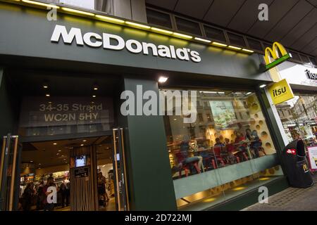 Gesamtansicht des McDonalds Restaurants am Strand, London. Nach dem EU-Urteil über die Körperschaftsteuer von Apple in Irland muss das Unternehmen seine Steuerangelegenheiten weiter prüfen. Bilddatum: Mittwoch, 31. August 2016. Bildnachweis sollte lauten: Matt Crossick/ EMPICS Entertainment. Stockfoto