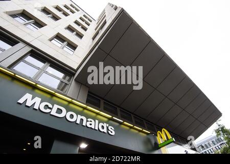 Gesamtansicht des McDonalds Restaurants am Strand, London. Nach dem EU-Urteil über die Körperschaftsteuer von Apple in Irland muss das Unternehmen seine Steuerangelegenheiten weiter prüfen. Bilddatum: Mittwoch, 31. August 2016. Bildnachweis sollte lauten: Matt Crossick/ EMPICS Entertainment. Stockfoto