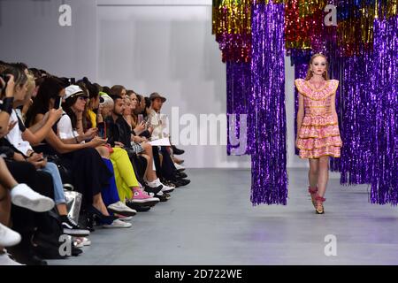 Models auf dem Laufsteg während der Ryan Lo Spring/Summer 2017 London Fashion Week Show, die im BFC Show Space, Brewer Street Car Park, London, stattfand. Bilddatum: Freitag, 16. September 2016. Bildnachweis sollte lauten: Matt Crossick/ EMPICS Entertainment. Stockfoto