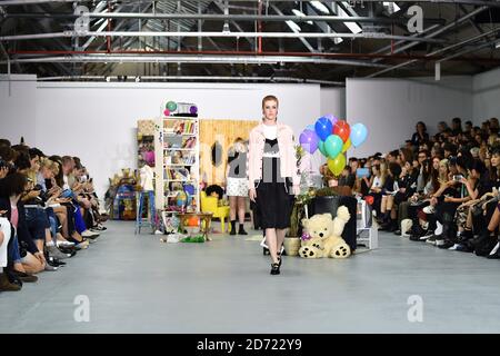 Models auf dem Laufsteg während der Ashley Williams Spring/Summer 2017 London Fashion Week Show, die im BFC Show Space, Brewer Street Car Park, London, stattfand. Bilddatum: Freitag, 16. September 2016. Bildnachweis sollte lauten: Matt Crossick/ EMPICS Entertainment. Stockfoto