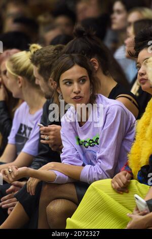 Alexa Chung in der ersten Reihe während der Ashley Williams Spring/Summer 2017 London Fashion Week Show, die im BFC Show Space, Brewer Street Car Park, London, stattfand. Bilddatum: Freitag, 16. September 2016. Bildnachweis sollte lauten: Matt Crossick/ EMPICS Entertainment. Stockfoto