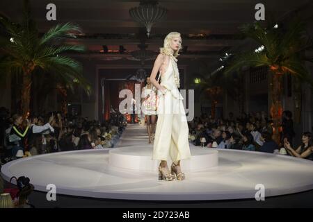 Models auf dem Laufsteg während der Charlotte Olympia Spring/Summer 2017 London Fashion Week Show, die im Sheraton Hotel, London, stattfand. Bilddatum: Sonntag, 18. September 2016. Bildnachweis sollte lauten: Matt Crossick/ EMPICS Entertainment. Stockfoto