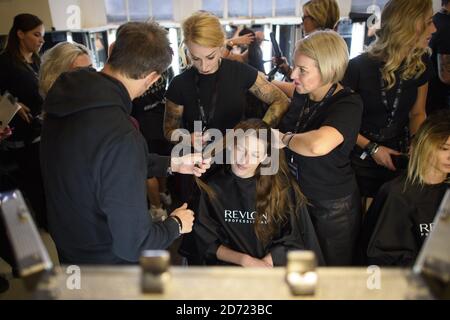 Models bereiten sich backstage während der Belstaff Spring/Summer 2017 London Fashion Week Präsentation vor, die im Victoria House, London, stattfand. Bilddatum: Sonntag 17 2016. September. Bildnachweis sollte lauten: Matt Crossick/ EMPICS Entertainment. Stockfoto