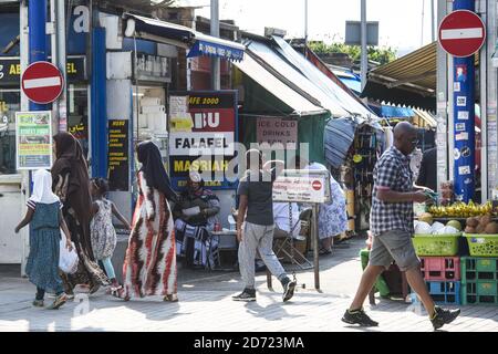 Allgemeiner Blick auf Shepherd's Bush Markt im Westen Londons, der eine multikulturelle Mischung aus indischen, polnischen, afrikanischen und karibischen Waren verkauft. Am 30. September wird es 100 Tage her sein, seit das Vereinigte Königreich für den Austritt aus der EU gestimmt hat, in denen die gemeldeten Hassverbrechen gegen Immigranten zugenommen haben. Stockfoto