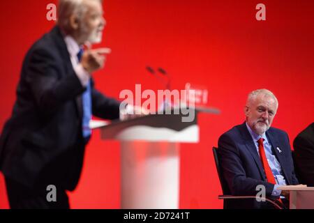 Labour-Chef Jeremy Corbyn MP sieht Paul Flynn MP, Schattenführer des Hauses, während des dritten Tages der Labour Party Konferenz in Liverpool sprechen. Bilddatum: Dienstag, 27. September 2016. Bildnachweis sollte lauten: Matt Crossick/ EMPICS Entertainment. Stockfoto
