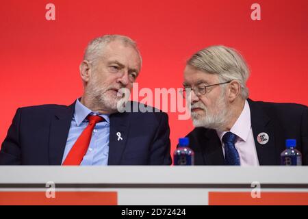 Der Labour-Vorsitzende Jeremy Corbyn MP und der Abgeordnete Paul Flynn, der Schattenführer des Parlaments, während des dritten Tages der Labour Party Konferenz in Liverpool. Bilddatum: Dienstag, 27. September 2016. Bildnachweis sollte lauten: Matt Crossick/ EMPICS Entertainment. Stockfoto