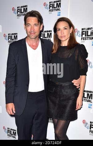 Dougrey Scott und Frau Claire Forlani bei der London Town Premiere, Teil des London Film Festivals, im Haymarket Cinema, London. Bilddatum: Dienstag, 11. Oktober 2016. Bildnachweis sollte lauten: Matt Crossick/ EMPICS Entertainment. Stockfoto