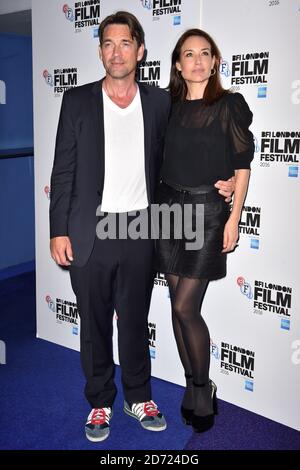 Dougrey Scott und Frau Claire Forlani bei der London Town Premiere, Teil des London Film Festivals, im Haymarket Cinema, London. Bilddatum: Dienstag, 11. Oktober 2016. Bildnachweis sollte lauten: Matt Crossick/ EMPICS Entertainment. Stockfoto