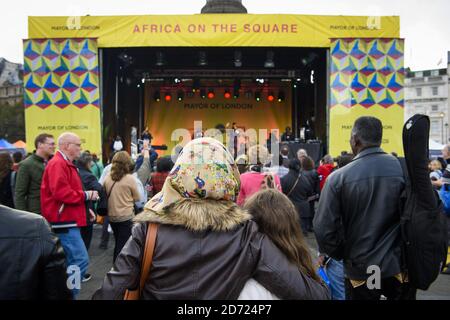 Besucher des Africa on the Square, einer Veranstaltung, die Traditionen und Kulturen des afrikanischen Kontinents feiert, im Trafalgar Square, London. Bilddatum: Samstag, 15. Oktober 2016. Bildnachweis sollte lauten: Matt Crossick/ EMPICS Entertainment. Stockfoto