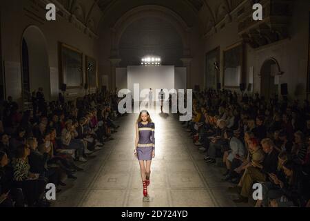 Ein Model auf dem Laufsteg während einer Modenschau für House of Holland, die 10 Jahre Modelabel feiert, im Rahmen von Fashion in Motion im Victoria & Albert Museum, London. Bilddatum: Freitag, 21. Oktober 2016. Bildnachweis sollte lauten: Matt Crossick/ EMPICS Entertainment. Stockfoto