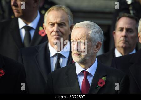 Der Gewerkschaftsführer Jeremy Corbyn und der ehemalige Premierminister Tony Blair während des jährlichen Gedenksonntagsgottesdienstes am Cenotaph-Denkmal in Whitehall, im Zentrum von London, in Anerkennung für Mitglieder der Streitkräfte, die bei größeren Konflikten ums Leben gekommen sind. Bilddatum: Sonntag, 13. November 2016. Bildnachweis sollte lauten: Matt Crossick/ EMPICS Entertainment. Stockfoto