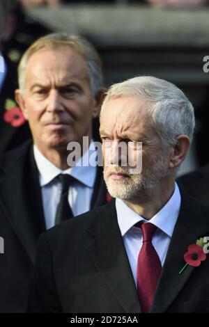 Der Gewerkschaftsführer Jeremy Corbyn und der ehemalige Premierminister Tony Blair während des jährlichen Gedenksonntagsgottesdienstes am Cenotaph-Denkmal in Whitehall, im Zentrum von London, in Anerkennung für Mitglieder der Streitkräfte, die bei größeren Konflikten ums Leben gekommen sind. Bilddatum: Sonntag, 13. November 2016. Bildnachweis sollte lauten: Matt Crossick/ EMPICS Entertainment. Stockfoto