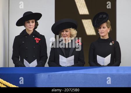 Die Herzogin von Cambridge, die Herzogin von Cornwall und die Gräfin von Wessex während des jährlichen Gedenksonntagsgottesdienstes im Cenotaph-Denkmal in Whitehall, im Zentrum von London, gehalten zu Ehren von Mitgliedern der Streitkräfte, die bei großen Konflikten ums Leben gekommen sind. Bilddatum: Sonntag, 13. November 2016. Bildnachweis sollte lauten: Matt Crossick/ EMPICS Entertainment. Stockfoto