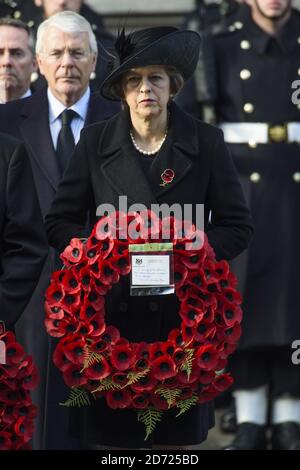 Premierministerin Theresa May während des jährlichen Gedenksonntagsgottesdienstes im Cenotaph-Denkmal in Whitehall, im Zentrum von London, zu Ehren von Mitgliedern der Streitkräfte, die bei größeren Konflikten ums Leben gekommen sind. Bilddatum: Sonntag, 13. November 2016. Bildnachweis sollte lauten: Matt Crossick/ EMPICS Entertainment. Stockfoto