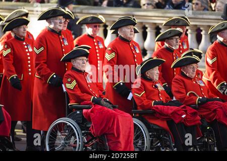 Veteranen während des jährlichen Gedenksonntagsgottesdienstes im Cenotaph-Denkmal in Whitehall, im Zentrum von London, zu Ehren von Mitgliedern der Streitkräfte, die bei größeren Konflikten ums Leben gekommen sind. Bilddatum: Sonntag, 13. November 2016. Bildnachweis sollte lauten: Matt Crossick/ EMPICS Entertainment. Stockfoto