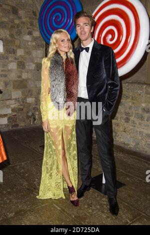 Poppy Delevingne und James Cook nehmen an der Save the Children's Winter Gala Teil, einer festlichen Spendenaktion in der Londoner Guildhall. Bilddatum: Dienstag, 22. November 2016. Bildnachweis sollte lauten: Matt Crossick/ EMPICS Entertainment. Stockfoto