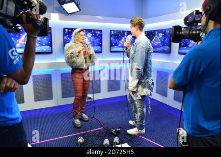 Anne Marie wird von Roman Kemp backstage während des Capital's Jingle Bell Ball mit Coca-Cola in der Londoner O2 Arena interviewt. Bilddatum: Samstag, 3. Dezember 2016. Bildnachweis sollte lauten: Matt Crossick/ EMPICS Entertainment. Stockfoto