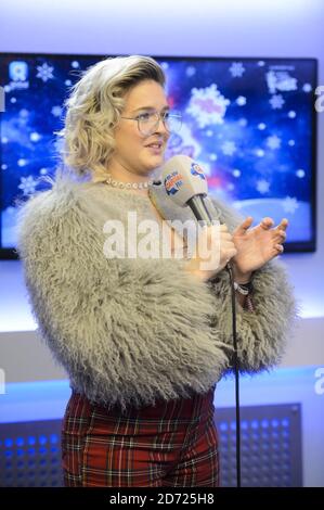 Anne Marie wird von Roman Kemp backstage während des Capital's Jingle Bell Ball mit Coca-Cola in der Londoner O2 Arena interviewt. Bilddatum: Samstag, 3. Dezember 2016. Bildnachweis sollte lauten: Matt Crossick/ EMPICS Entertainment. Stockfoto