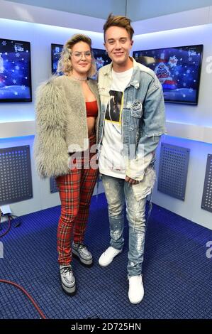 Anne Marie wird von Roman Kemp backstage während des Capital's Jingle Bell Ball mit Coca-Cola in der Londoner O2 Arena interviewt. Bilddatum: Samstag, 3. Dezember 2016. Bildnachweis sollte lauten: Matt Crossick/ EMPICS Entertainment. Stockfoto