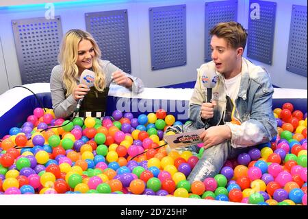 Louisa Johnson wird von Roman Kemp backstage während des Capital's Jingle Bell Ball mit Coca-Cola in der Londoner O2 Arena interviewt. Bilddatum: Samstag, 3. Dezember 2016. Bildnachweis sollte lauten: Matt Crossick/ EMPICS Entertainment. Stockfoto