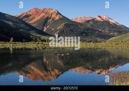 Red Mountain & Crystal Lake, Bergbauruinen, San Juan Mts, Rockies, CO, USA, von Bruce Montagne/Dembinsky Photo Assoc Stockfoto