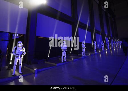 Stormtroopers im Rogue One: A Star Wars Story Premiere, in der Tate Modern, London. Bilddatum: Dienstag, 13. Dezember 2016. Bildnachweis sollte lauten: Matt Crossick/ EMPICS Entertainment. Stockfoto