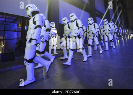 Stormtroopers im Rogue One: A Star Wars Story Premiere, in der Tate Modern, London. Bilddatum: Dienstag, 13. Dezember 2016. Bildnachweis sollte lauten: Matt Crossick/ EMPICS Entertainment. Stockfoto