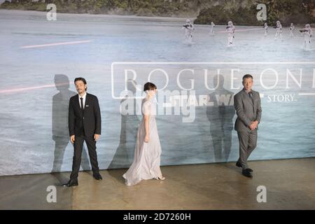 RIZ Ahmed, Felicity Jones und Ben Mendelssohn bei der Premiere von Rogue One: A Star Wars Story in der Tate Modern, London. Bilddatum: Dienstag, 13. Dezember 2016. Bildnachweis sollte lauten: Matt Crossick/ EMPICS Entertainment. Stockfoto