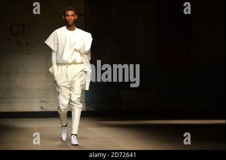 Ein Model trägt ein Design von Feng Chen Wang auf dem Laufsteg während der MAN London Fashion Week menÕs AW17 Show im Old Selfridge's Hotel, London. Bilddatum: Freitag, 6. Januar 2016. Bildnachweis sollte lauten: Matt Crossick/ EMPICS Entertainment. Stockfoto