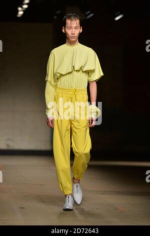 Ein Model trägt ein Design von Feng Chen Wang auf dem Laufsteg während der MAN London Fashion Week menÕs AW17 Show im Old Selfridge's Hotel, London. Bilddatum: Freitag, 6. Januar 2016. Bildnachweis sollte lauten: Matt Crossick/ EMPICS Entertainment. Stockfoto