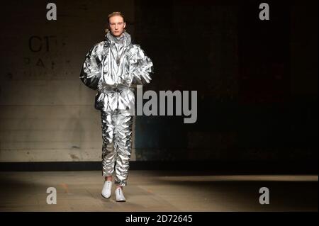 Ein Model trägt ein Design von Feng Chen Wang auf dem Laufsteg während der MAN London Fashion Week menÕs AW17 Show im Old Selfridge's Hotel, London. Bilddatum: Freitag, 6. Januar 2016. Bildnachweis sollte lauten: Matt Crossick/ EMPICS Entertainment. Stockfoto