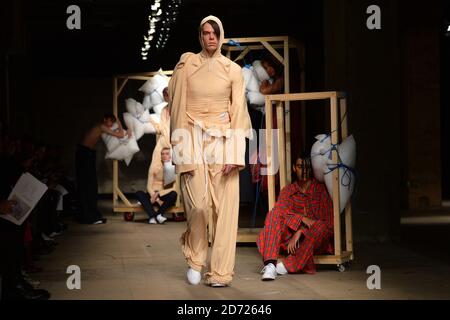 Ein Model trägt ein Design von per Gotesson auf dem Laufsteg während der MAN London Fashion Week menÕs AW17 Show im Old Selfridge's Hotel, London. Bilddatum: Freitag, 6. Januar 2016. Bildnachweis sollte lauten: Matt Crossick/ EMPICS Entertainment. Stockfoto