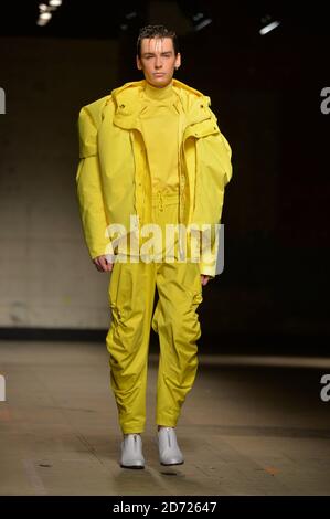 Ein Model trägt ein Design von Feng Chen Wang auf dem Laufsteg während der MAN London Fashion Week menÕs AW17 Show im Old Selfridge's Hotel, London. Bilddatum: Freitag, 6. Januar 2016. Bildnachweis sollte lauten: Matt Crossick/ EMPICS Entertainment. Stockfoto