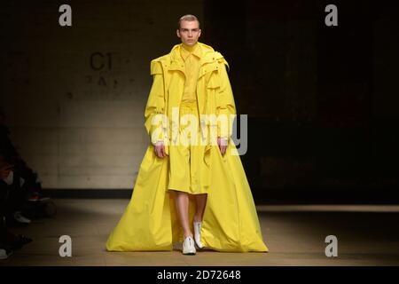 Ein Model trägt ein Design von Feng Chen Wang auf dem Laufsteg während der MAN London Fashion Week menÕs AW17 Show im Old Selfridge's Hotel, London. Bilddatum: Freitag, 6. Januar 2016. Bildnachweis sollte lauten: Matt Crossick/ EMPICS Entertainment. Stockfoto