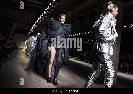 Ein Model trägt ein Design von Feng Chen Wang auf dem Laufsteg während der MAN London Fashion Week menÕs AW17 Show im Old Selfridge's Hotel, London. Bilddatum: Freitag, 6. Januar 2016. Bildnachweis sollte lauten: Matt Crossick/ EMPICS Entertainment. Stockfoto