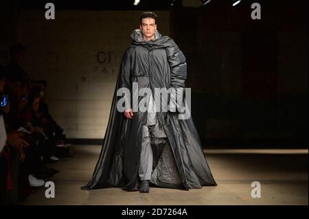 Ein Model trägt ein Design von Feng Chen Wang auf dem Laufsteg während der MAN London Fashion Week menÕs AW17 Show im Old Selfridge's Hotel, London. Bilddatum: Freitag, 6. Januar 2016. Bildnachweis sollte lauten: Matt Crossick/ EMPICS Entertainment. Stockfoto