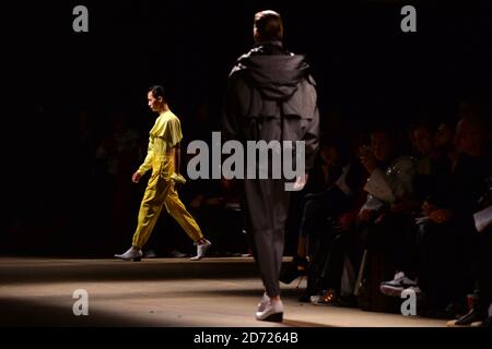 Ein Model trägt ein Design von Feng Chen Wang auf dem Laufsteg während der MAN London Fashion Week menÕs AW17 Show im Old Selfridge's Hotel, London. Bilddatum: Freitag, 6. Januar 2016. Bildnachweis sollte lauten: Matt Crossick/ EMPICS Entertainment. Stockfoto