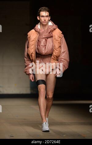 Ein Model trägt ein Design von Feng Chen Wang auf dem Laufsteg während der MAN London Fashion Week menÕs AW17 Show im Old Selfridge's Hotel, London. Bilddatum: Freitag, 6. Januar 2016. Bildnachweis sollte lauten: Matt Crossick/ EMPICS Entertainment. Stockfoto