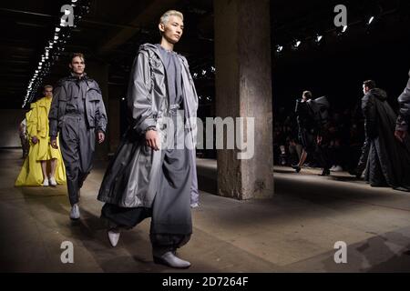 Ein Model trägt ein Design von Feng Chen Wang auf dem Laufsteg während der MAN London Fashion Week menÕs AW17 Show im Old Selfridge's Hotel, London. Bilddatum: Freitag, 6. Januar 2016. Bildnachweis sollte lauten: Matt Crossick/ EMPICS Entertainment. Stockfoto