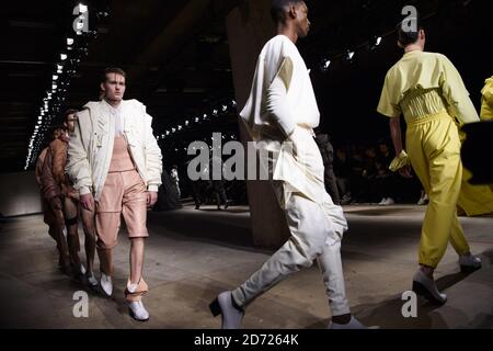 Ein Model trägt ein Design von Feng Chen Wang auf dem Laufsteg während der MAN London Fashion Week menÕs AW17 Show im Old Selfridge's Hotel, London. Bilddatum: Freitag, 6. Januar 2016. Bildnachweis sollte lauten: Matt Crossick/ EMPICS Entertainment. Stockfoto