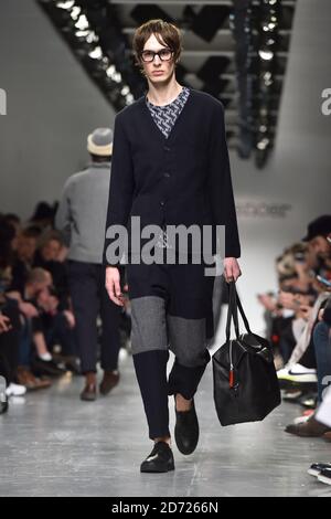 Models auf dem Laufsteg während der Oliver Spencer London Fashion Week Men's AW17 Show im 180 Strand, London. Bilddatum: Samstag, 7. Januar 2016. Bildnachweis sollte lauten: Matt Crossick/ EMPICS Entertainment. Stockfoto