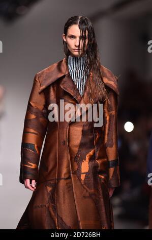 Models auf dem Laufsteg während der Ximon Lee London Fashion Week Menâ €™s AW17 zeigen bei 180 Strand, London. Bilddatum: Sonntag, 8. Januar 2016. Bildnachweis sollte lauten: Matt Crossick/ EMPICS Entertainment. Stockfoto