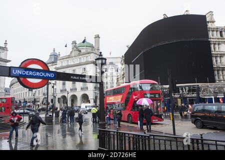 Allgemeine Ansicht der Werbungs-Bildschirme im Piccadilly Circus, London, die heute in Vorbereitung einer Neuentwicklung ausgeschaltet wurden, die einen neuen hochauflösenden Bildschirm sehen wird, der im Herbst 2017 startet. Bilddatum: Montag, 16. Januar 2016. Bildnachweis sollte lauten: Matt Crossick/ EMPICS Entertainment. Stockfoto