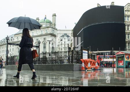 Allgemeine Ansicht der Werbungs-Bildschirme im Piccadilly Circus, London, die heute in Vorbereitung einer Neuentwicklung ausgeschaltet wurden, die einen neuen hochauflösenden Bildschirm sehen wird, der im Herbst 2017 startet. Bilddatum: Montag, 16. Januar 2016. Bildnachweis sollte lauten: Matt Crossick/ EMPICS Entertainment. Stockfoto